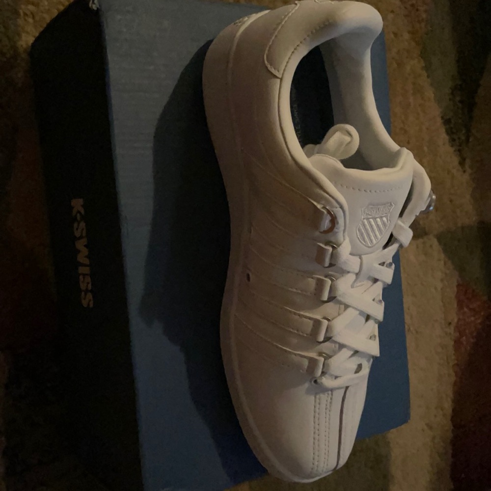 I’m selling K-swiss , they are white